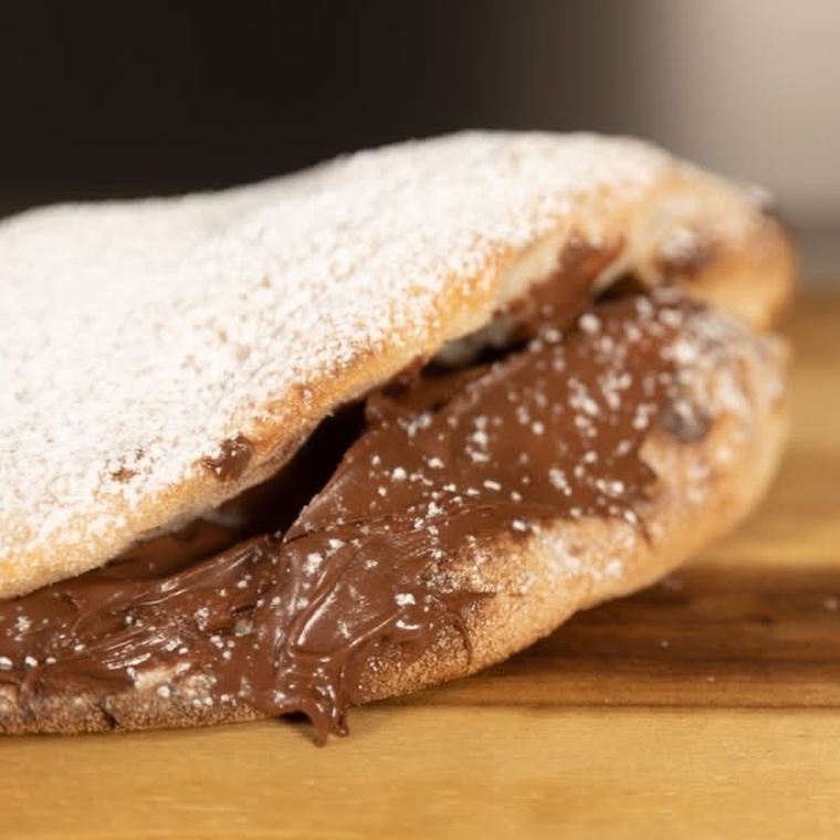 Pinsa dolce alla crema di nocciole