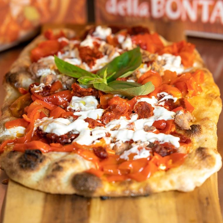 Pinsa salsiccia, peperoni e stracciatella